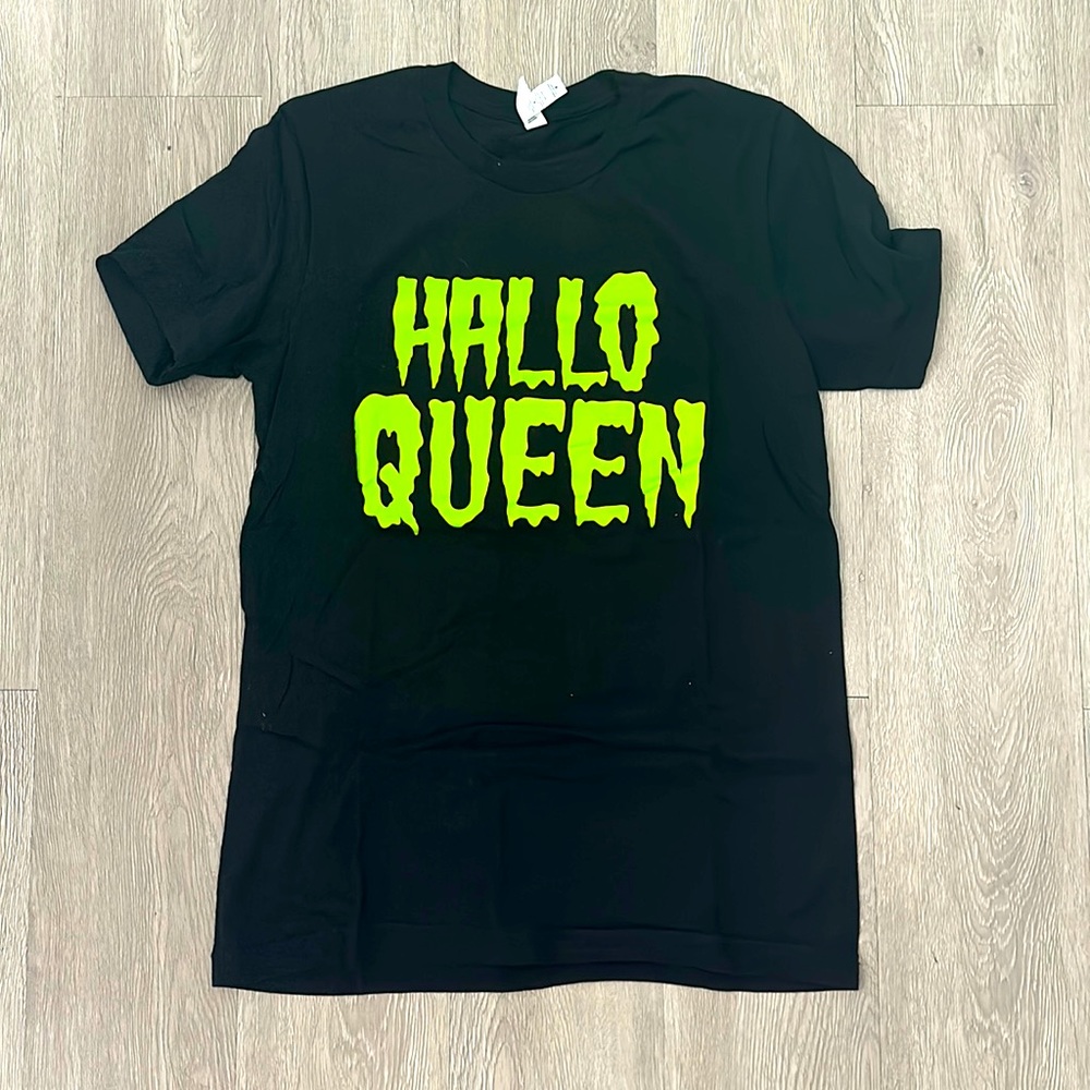 Small shop Hallo Queen Halloween tee size Medium unisex